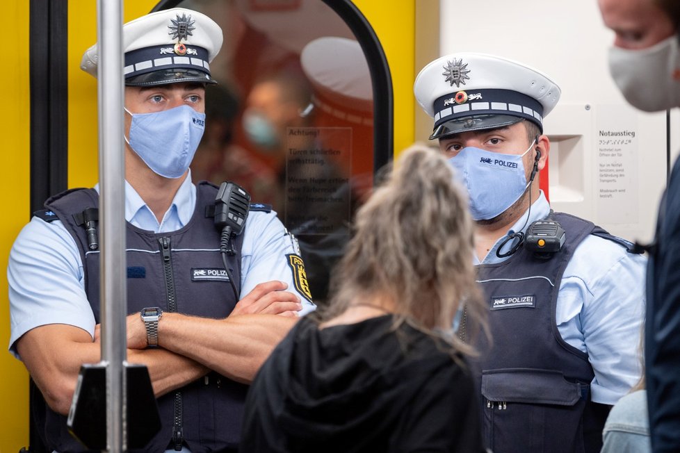 Koronavirus v Německu: Policisté kontrolují dodržování bezpečnostních a hygienických opatření. Především pak v metru