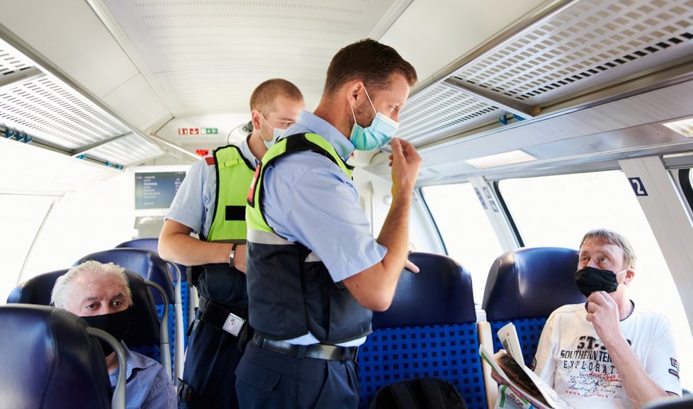 Koronavirus v Německu: Strážníci hlídkují v MHD a kontrolují, zdali nosí cestující roušky. (6.8.2020)