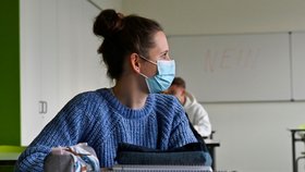 Němečtí studenti ve školách musí nosit roušky a pravidelně se testovat na koronavirus