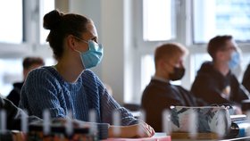 Němečtí studenti ve školách musí nosit roušky a pravidelně se testovat na koronavirus