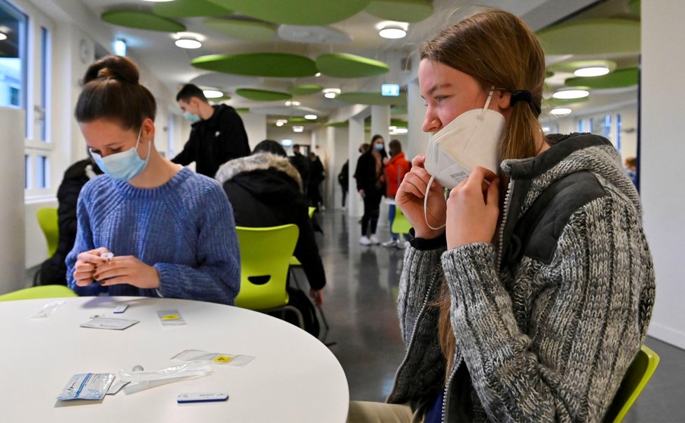 Němečtí studenti ve školách musí nosit roušky a pravidelně se testovat na koronavirus