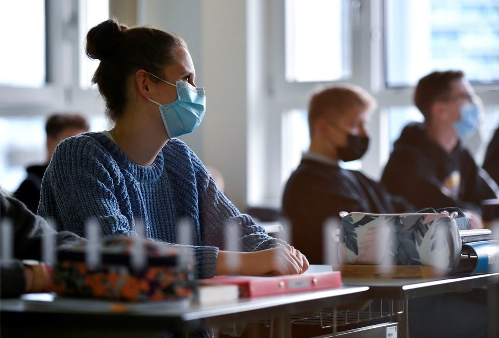 Němečtí studenti ve školách musí nosit roušky a pravidelně se testovat na koronavirus