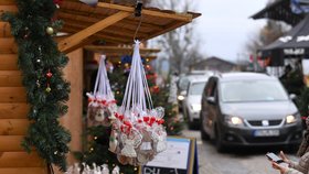 Netradiční vánoční trh v Bavorsku: Lidé na něj vyrazili v autech (prosinec 2020)