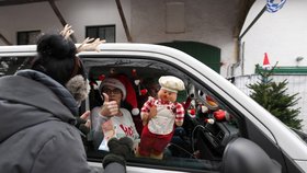 Netradiční vánoční trh v Bavorsku: Lidé na něj vyrazili v autech (prosinec 2020)