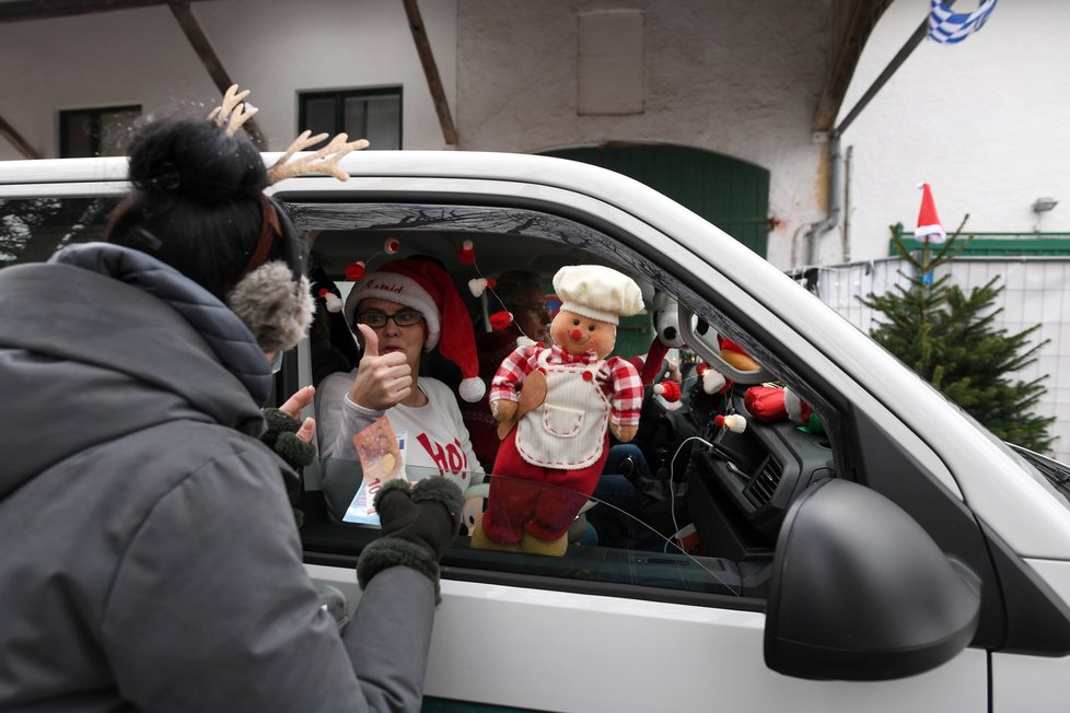 Netradiční vánoční trh v Bavorsku: Lidé na něj vyrazili v autech (prosinec 2020).