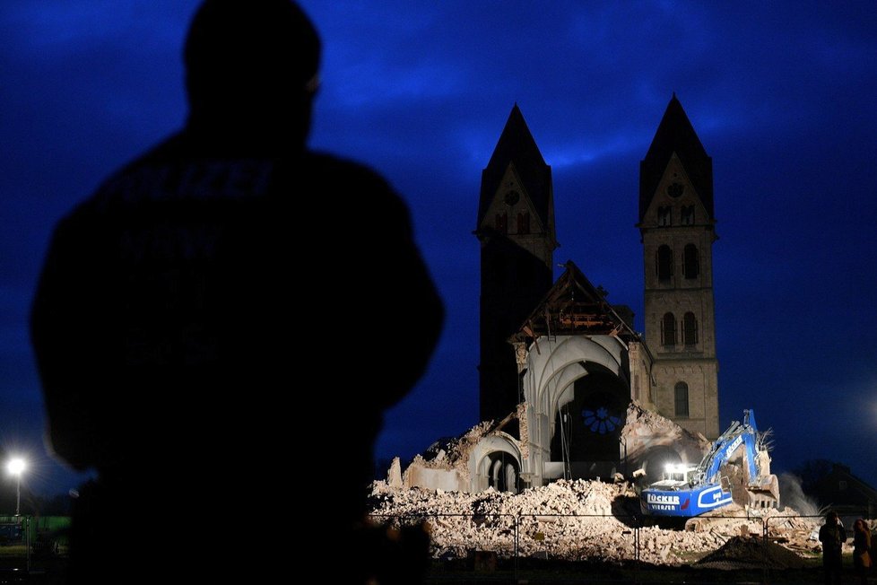 Drama za hranicemi: Kvůli rozšiřování uhelného dolu Němci bourají impozantní kostely.