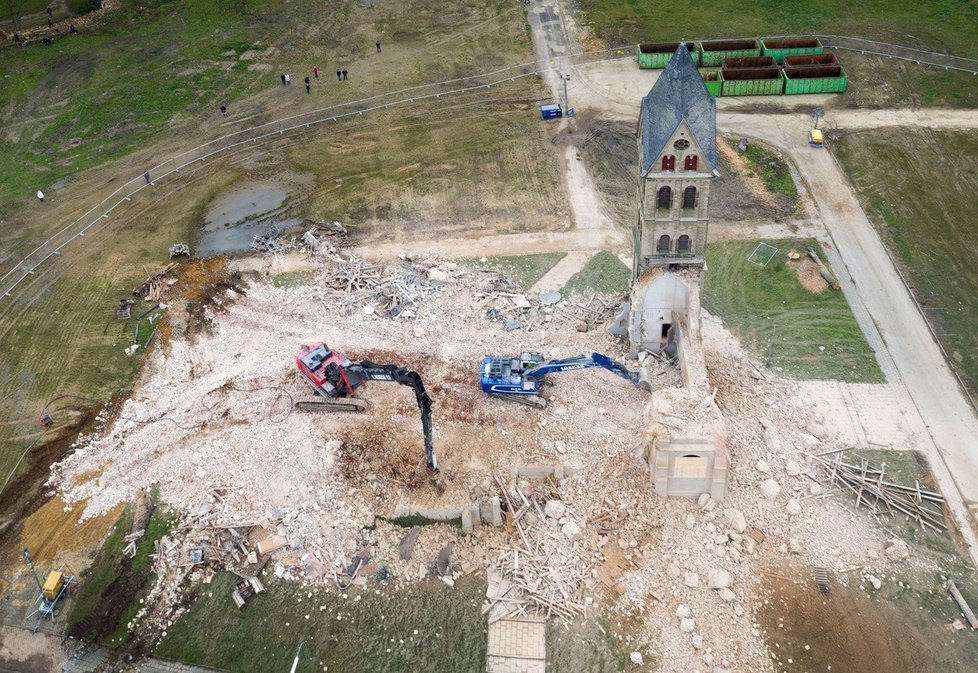 Drama za hranicemi: Kvůli rozšiřování uhelného dolu Němci bourají impozantní kostely.