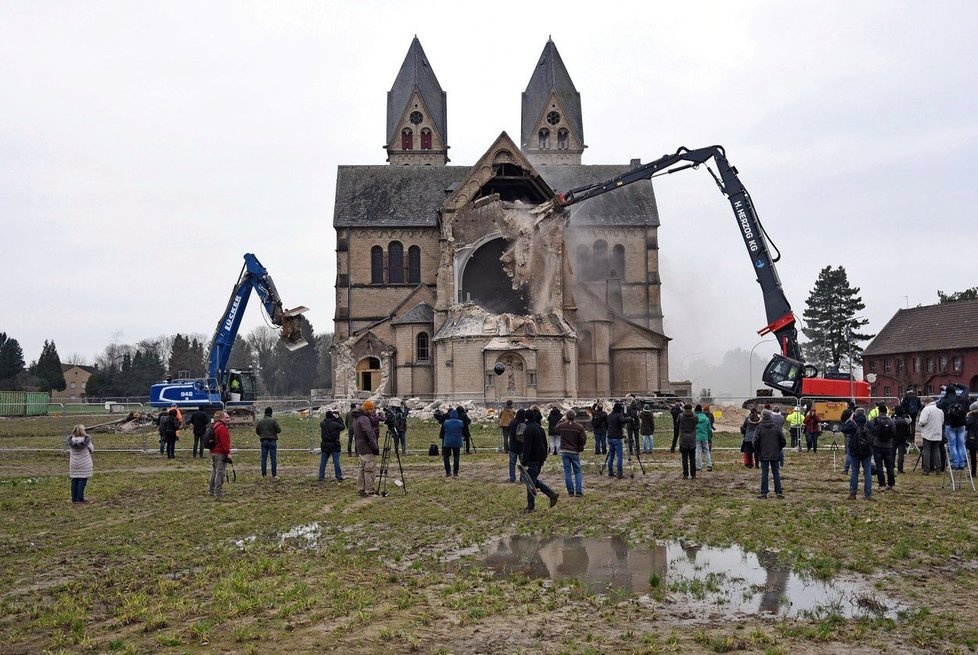 Drama za hranicemi: Kvůli rozšiřování uhelného dolu Němci bourají impozantní kostely.