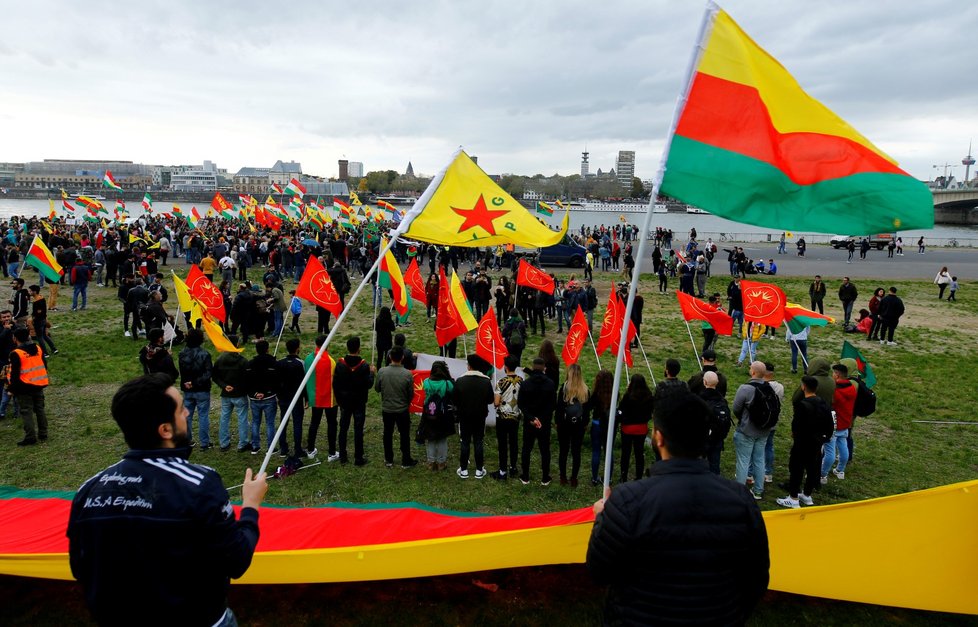 Kurdové protestovali v německých městech proti turecké invazi do Sýrie.