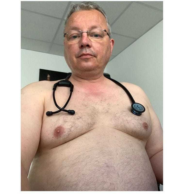 Bez ochranných pomůcek jsme jako nazí: Němečtí lékaři upozorňují na kritický nedostatek nahými fotkami.