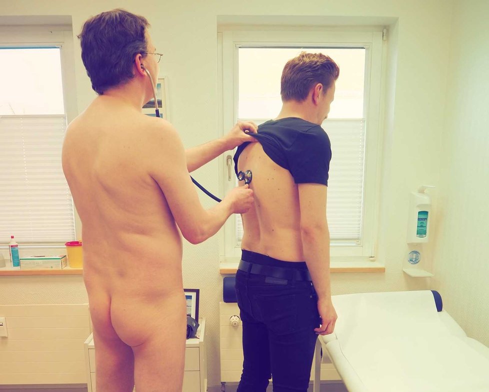 Bez ochranných pomůcek jsme jako nazí: Němečtí lékaři upozorňují na kritický nedostatek nahými fotkami.