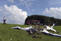 Letoun narazil do alpské lanovky: Pilot zahynul