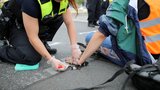 Další trable pro dovolenkáře: Německá letiště blokovali aktivisté, přilepili se k ranveji