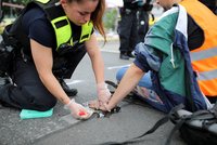 Další trable pro dovolenkáře: Německá letiště blokovali aktivisté, přilepili se k ranveji