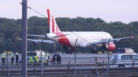Klimatičtí aktivisté blokovali provoz na letištích v Hamburku a Düsseldorfu 