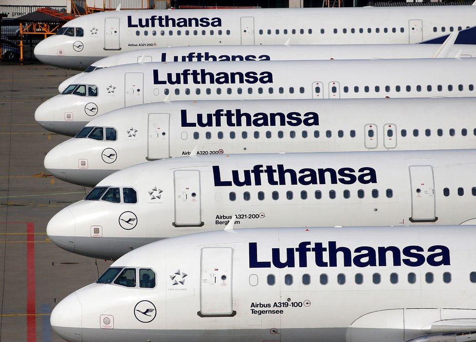 Letiště ve Frankfurtu, které je největší v Německu, stávka postihne od 5 do 18 hodin. Lufthansa zrušila přes 800 spojů.
