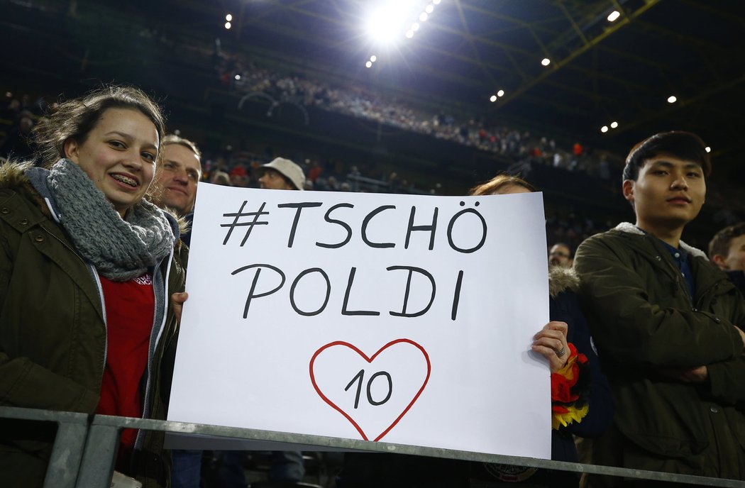 Němečtí fanoušci se s Lukasem Podolskim rozloučili ve velkém stylu