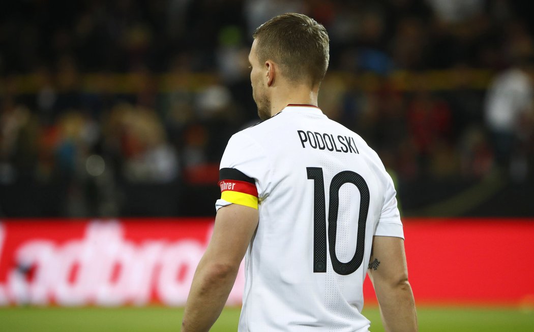 Lukas Podolski nastoupil ve svém posledním zápase za Německo s kapitánskou páskou
