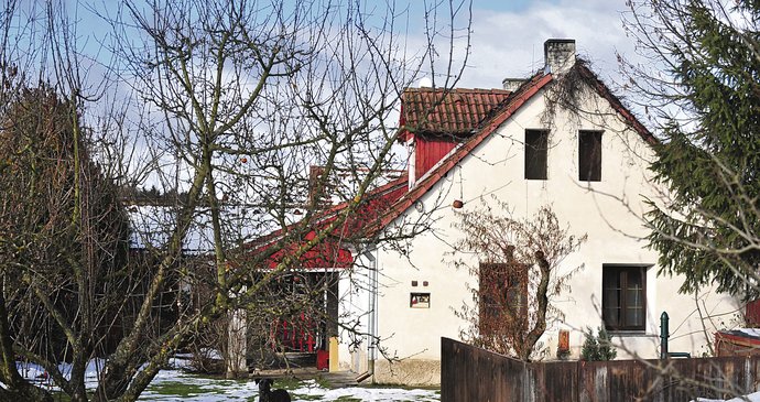 Syn bankovních lupičů prožil v tomto domě posledních deset let. Za tu dobu se dům změnil k nepoznání