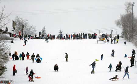 Také v Německu sezastavily lyžařské vleky a lidé vyrazili na svahy podobně jako ve středisku Winterberg s boby a sáňkami (29. 12. 2020)