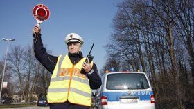 Teenager jel v obci místo 50 km/h skoro dvojnásobek. Policie mu odebrala řidičák, který získal 49 minut před tím (ilustrační foto)