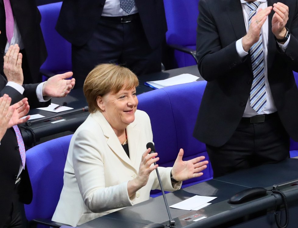 Poslanci znovu zvolili Angelu Merkelovou za německou kancléřku.