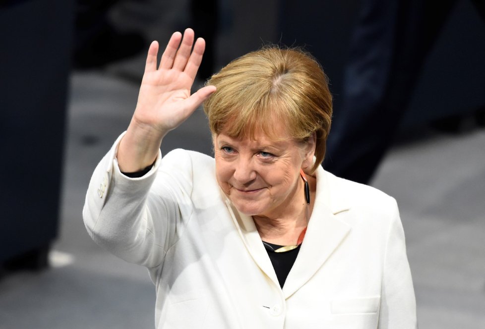 Merkelovou poslanci znovu zvolili za německou kancléřku.