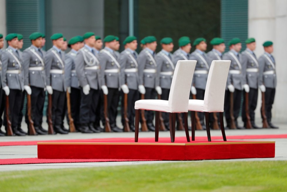 Merkelová absolvovala další uvítací ceremoniál vsedě (16. 7. 2019).