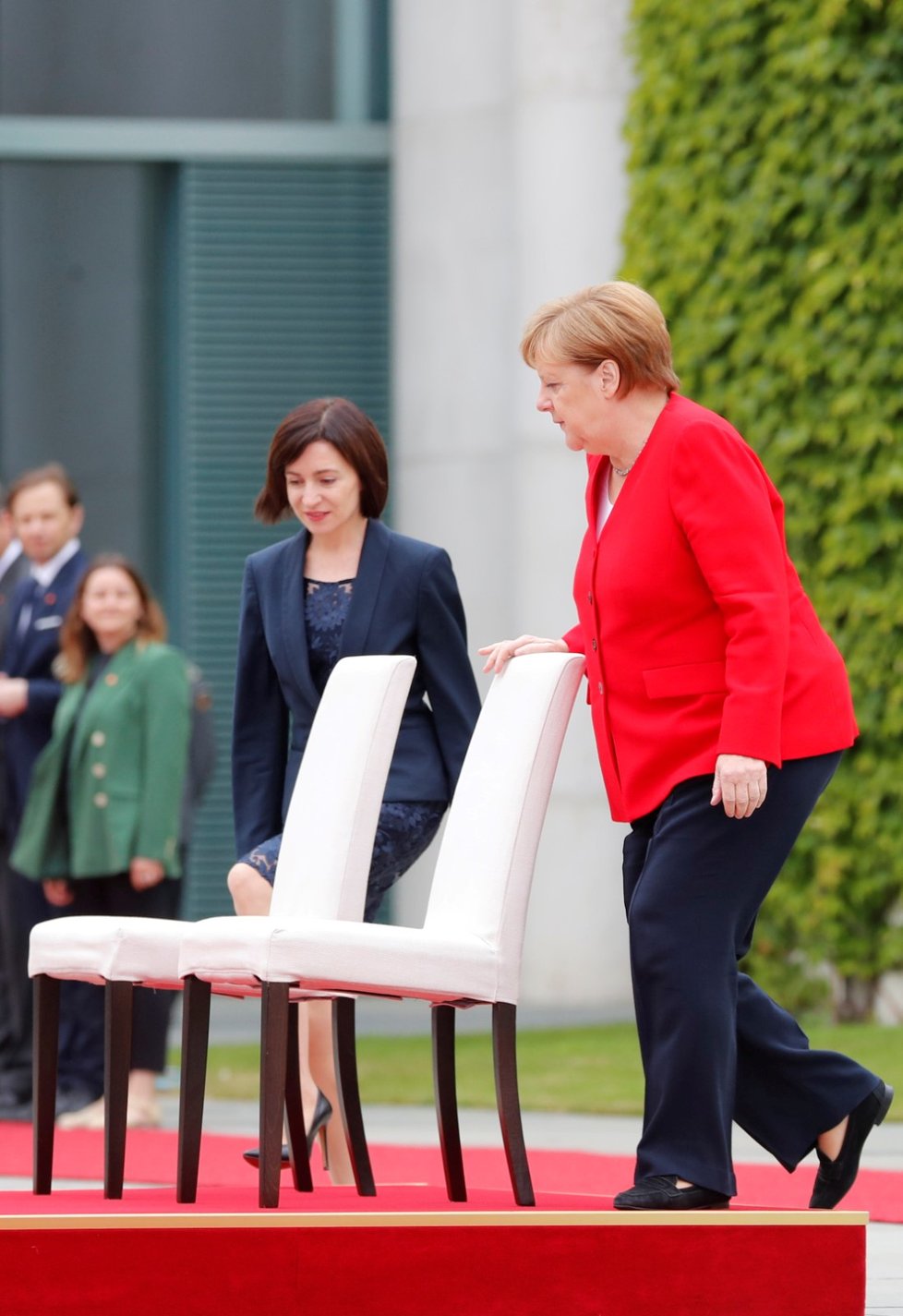 Merkelová absolvovala další uvítací ceremoniál vsedě (16. 7. 2019).