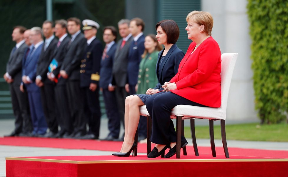 Merkelová absolvovala další uvítací ceremoniál vsedě (16. 7. 2019).