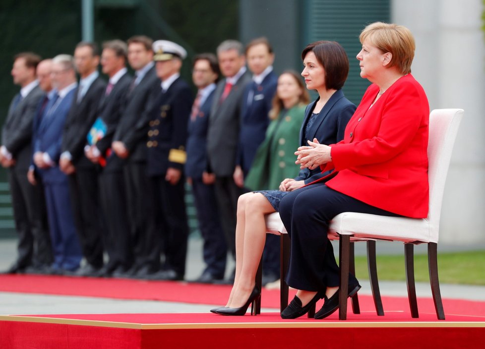 Merkelová na uvítacím ceremoniálu (16. 7. 2019)
