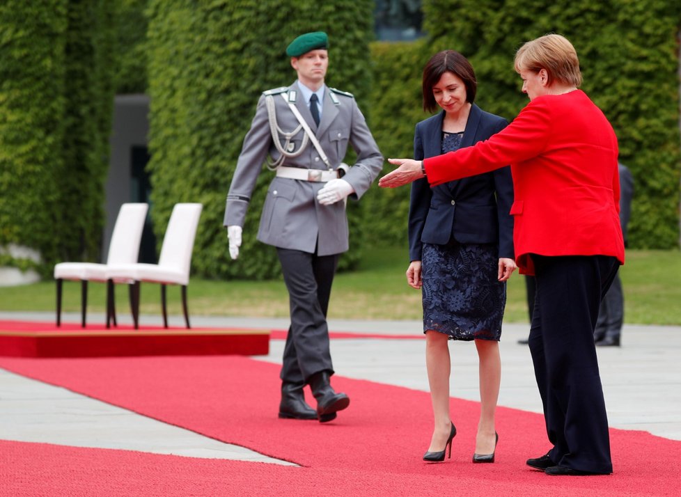 Merkelová absolvovala další uvítací ceremoniál vsedě (16. 7. 2019).