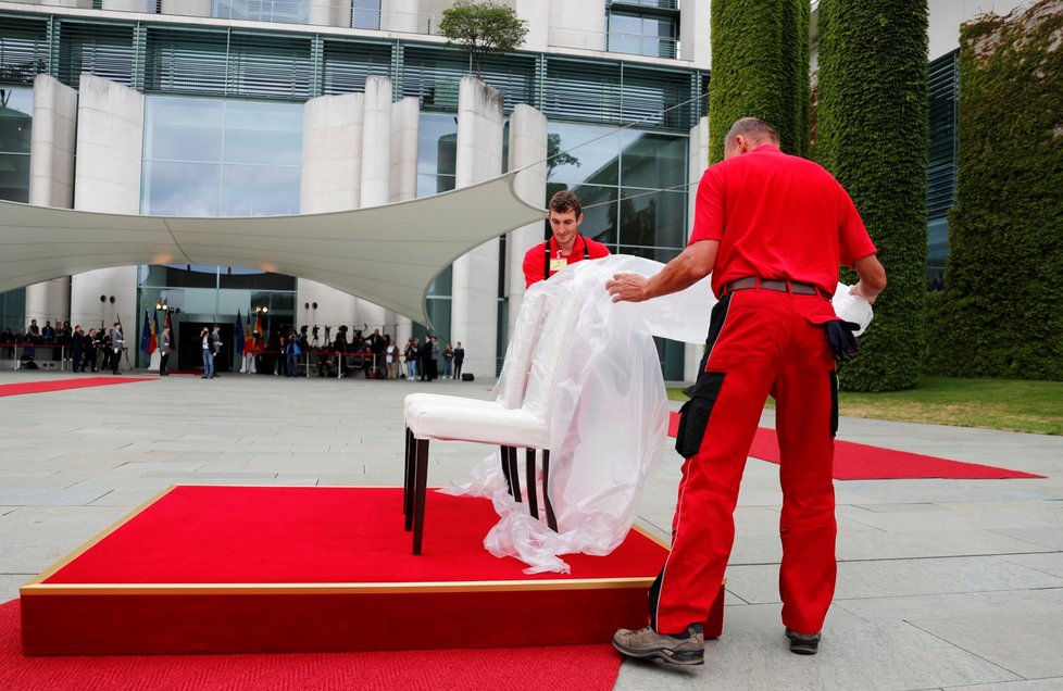 Merkelová absolvovala další uvítací ceremoniál vsedě (16. 7. 2019).