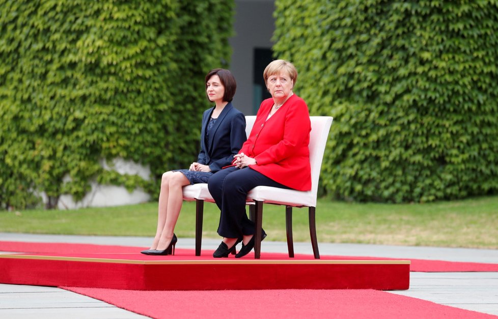 Merkelová absolvovala další uvítací ceremoniál vsedě (16. 7. 2019)