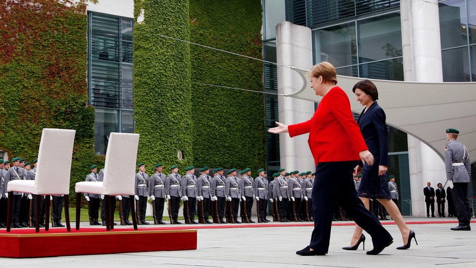 Merkelová absolvovala další uvítací ceremoniál vsedě (16. 7. 2019).