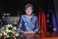 Merkelová v blyštivém saku promluvila o zkoušce Německa, teroru a nenávisti