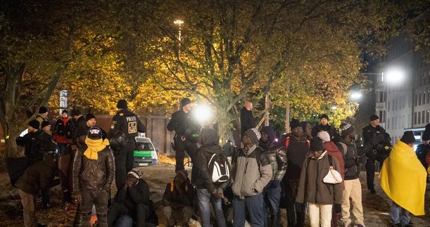 Proud migrantů mířících do Německa výrazně slábne. Pořád jsou jich ale tisíce