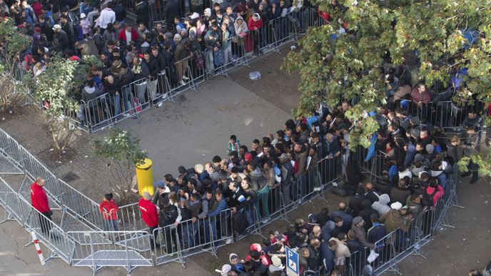 Imigranti čekají v Berlíně na registraci