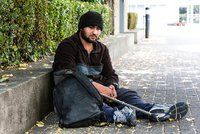 Němcům kvůli migrantům strmě stoupl počet bezdomovců. Expert viní Merkelovou