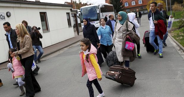 Za uprchlíky do Německa přišlo loni 54 tisíc příbuzných. V rámci slučování rodin