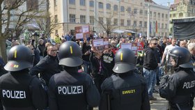 Německý ministr spravedlnosti Heiko Maas na demonstraci v německém Cvikově musel prchnout před lidmi.