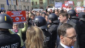 Německý ministr spravedlnosti Heiko Maas na demonstraci v německém Cvikově musel prchnout před lidmi.