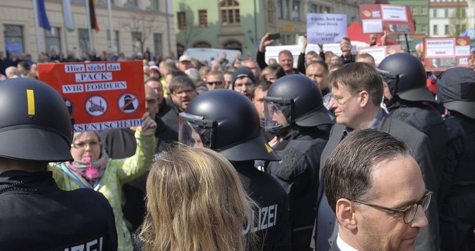 Německý ministr spravedlnosti Heiko Maas na demonstraci v německém Cvikově musel prchnout před lidmi.