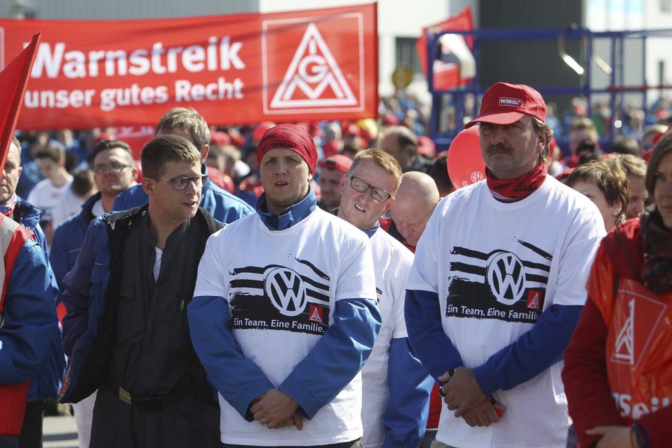 Německý ministr spravedlnosti Heiko Maas na demonstraci v německém Cvikově musel prchnout před lidmi.