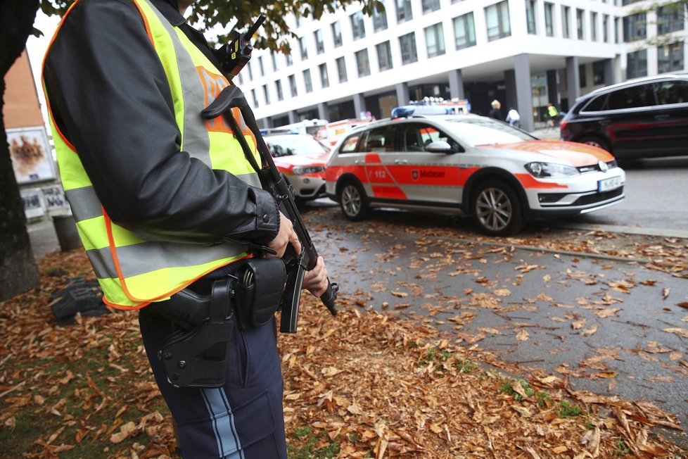 Seznam 32 lidí měl u sebe i voják bundeswehru Franco A., jenž podle obžaloby, jíž nyní čelí, plánoval útoky na politiky, kteří se podle něj příliš angažovali ve prospěch uprchlíků.