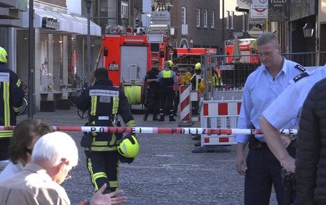 V německém městě Münster někdo najel do lidí sedících na zahrádce jedné restaurace v centru, incident má několik mrtvých. Pachatel spáchal sebevraždu.