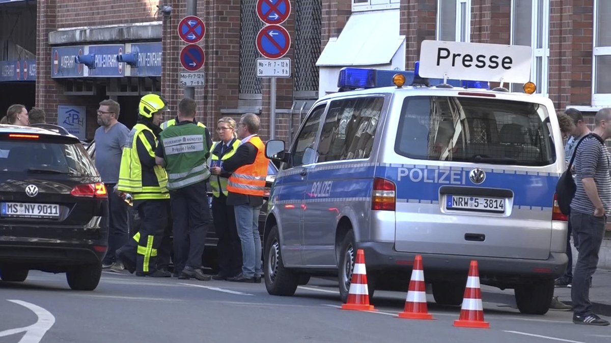 V německém městě Münster někdo najel do lidí sedících na zahrádce jedné restaurace v centru, incident má několik mrtvých. Pachatel spáchal sebevraždu.