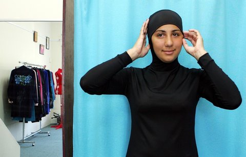 Soud neuvolnil muslimku (13) z hodin plavání: Musí se koupat v burkini!