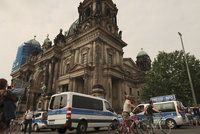 Panika v berlínské katedrále: Muž vytáhl nůž, policisté ho postřelili do nohy