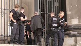 Policie postřelila muže v Berlínském dómu, údajně vytáhl nůž a způsobil paniku